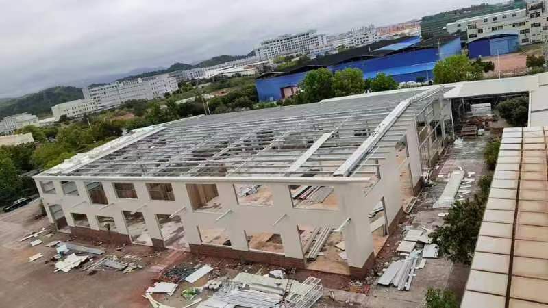 單層鋼結構建築屋面檩條需承受的荷載有哪些？     廣州鋼結構公司選擇廣州經緯鋼結構工程有限公司 咨詢電話：+852-15551119